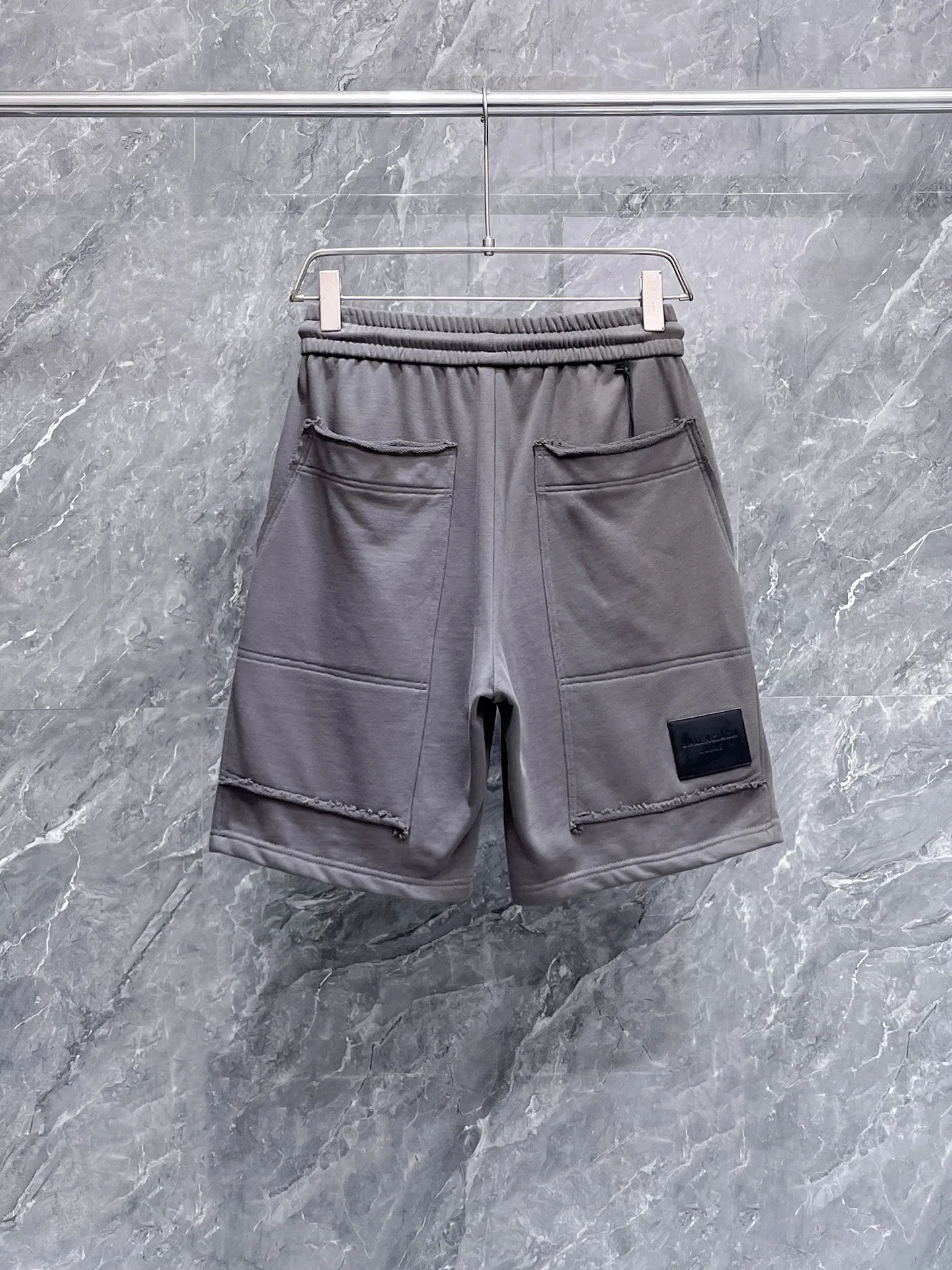 Balenciaga's three-standard complete 2026 summer New Arrival men's casual shorts, advanced custom-made Breathable fabric, Breathable fabric, extremely stretchy and comfortable, impeccable details, top-grade accessories, original logo design concept, delicate and soft feel! The upper body fit is awesome! Size: M-XXXL Please state your height and weight when ordering